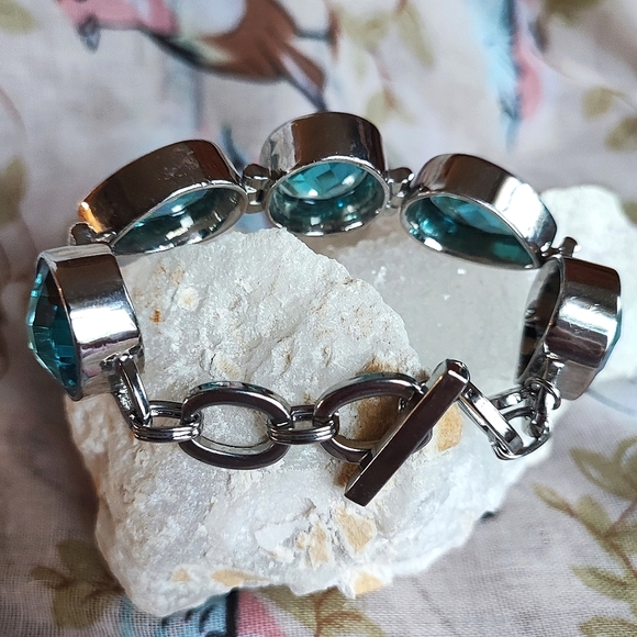 Anne Klein AK Aqua Blue Faceted Bracelet Heavy Silver Tone Glass? Stone? Elbaite - Picture 13 of 16